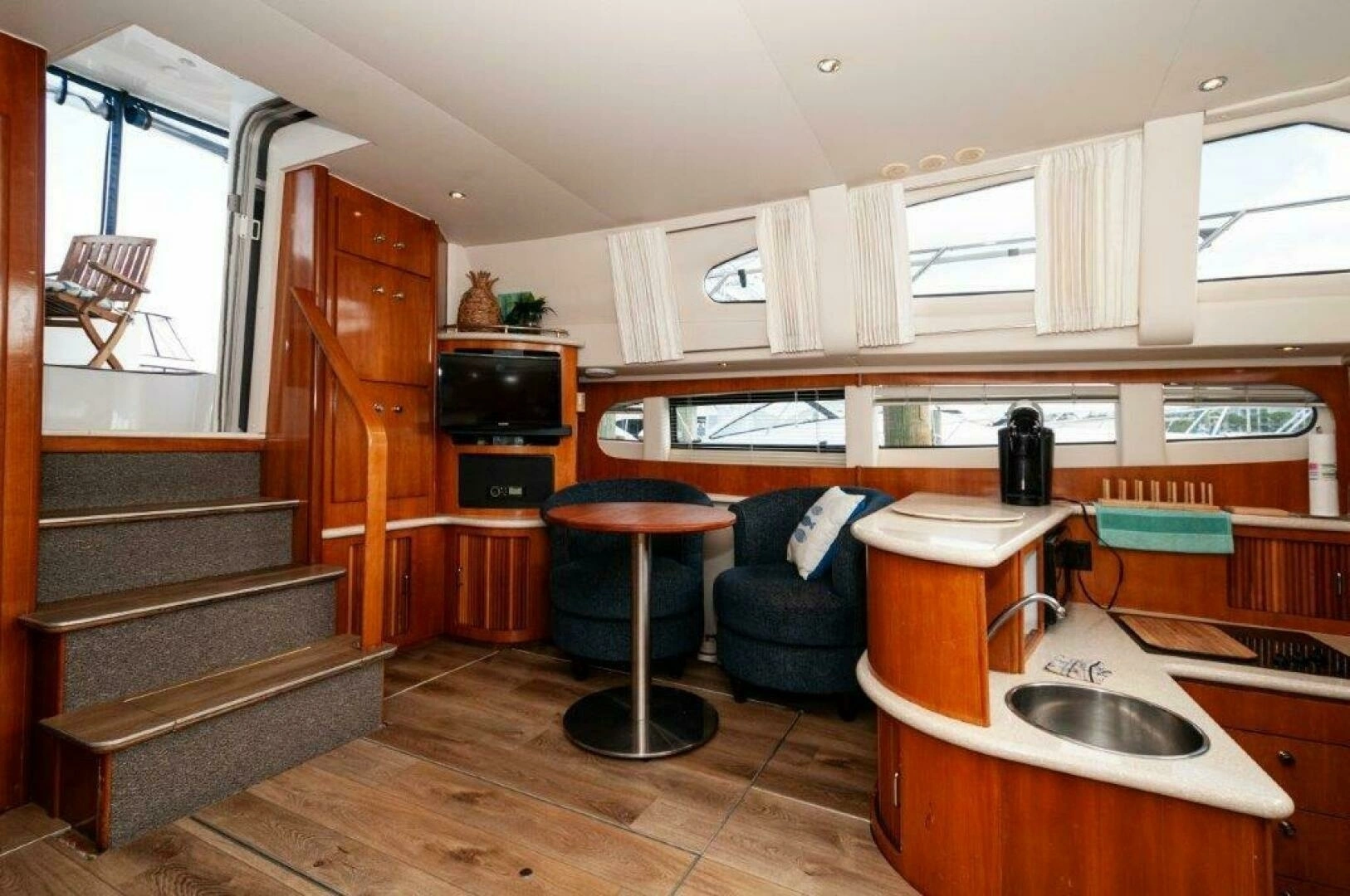 2002 Carver 444 Cockpit Motor Yacht - Image 9