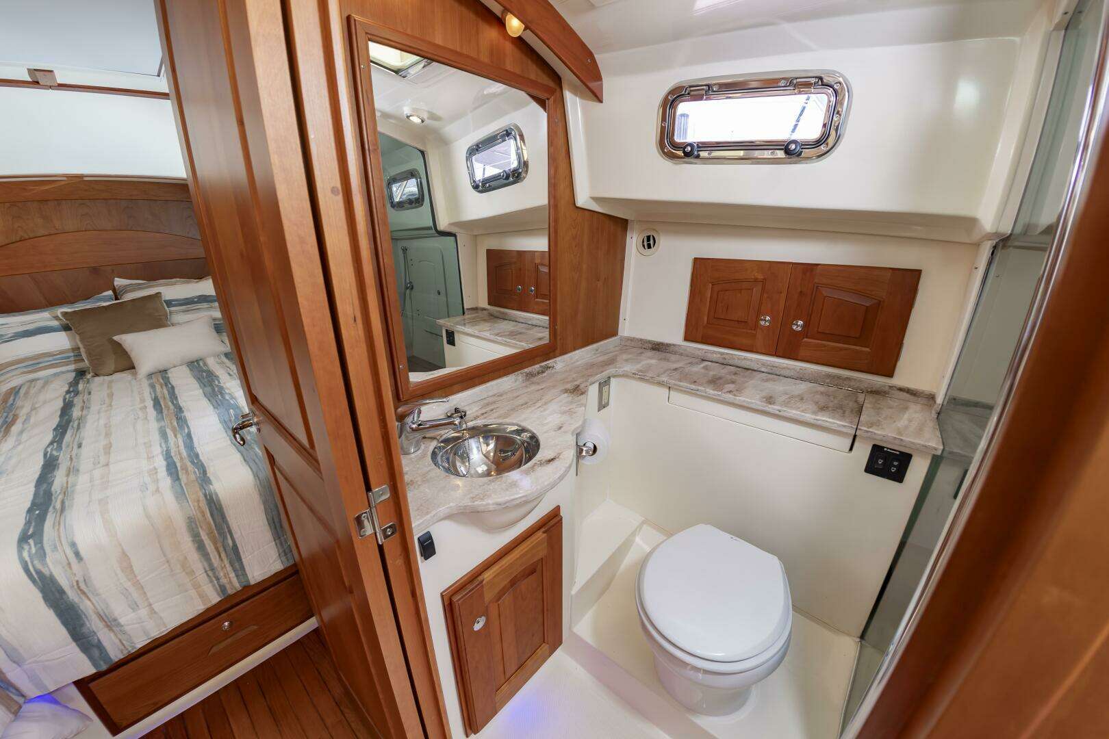 2018 Legacy 36 - Image 28