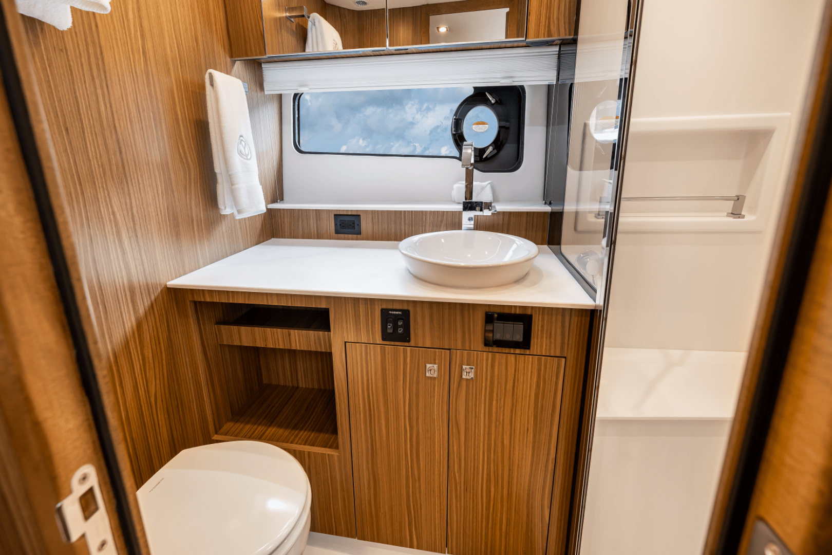 2025 Cruisers Yachts 50 GLS - Image 45