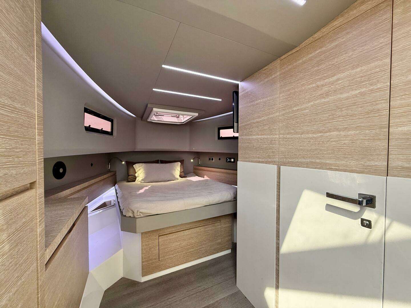 2023 Astondoa 377 Coupe Outboard - Image 37