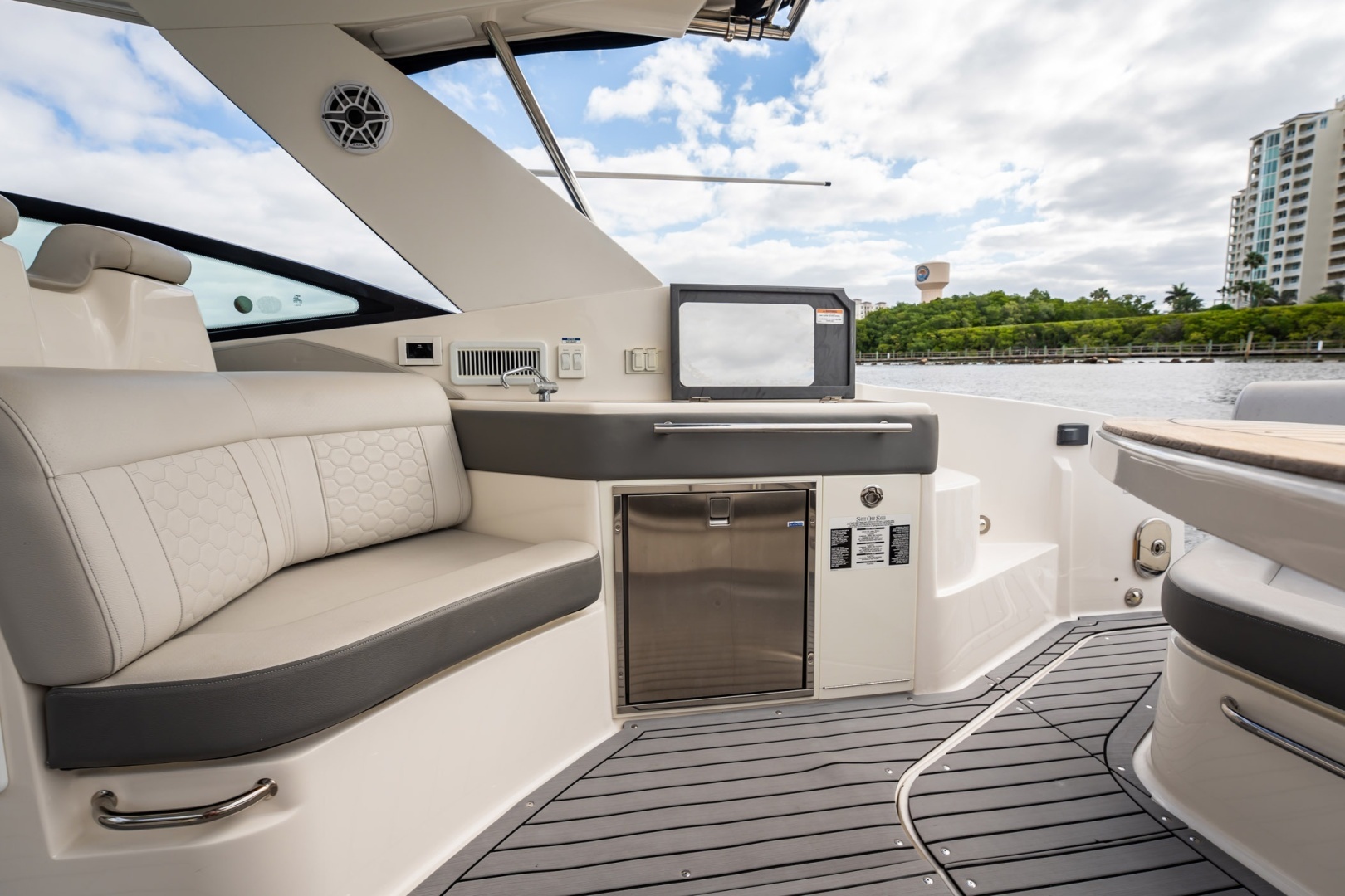 2021 Sea Ray Sundancer 320 Outboard - Image 13