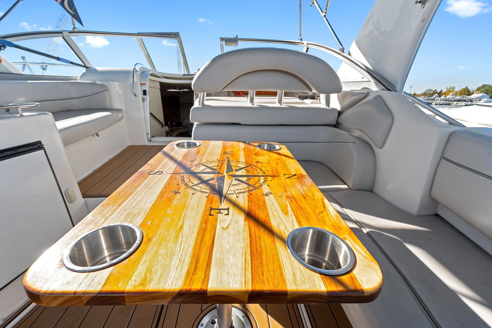 2007 Larson Cabrio 330 with stylish cockpit and compass table.