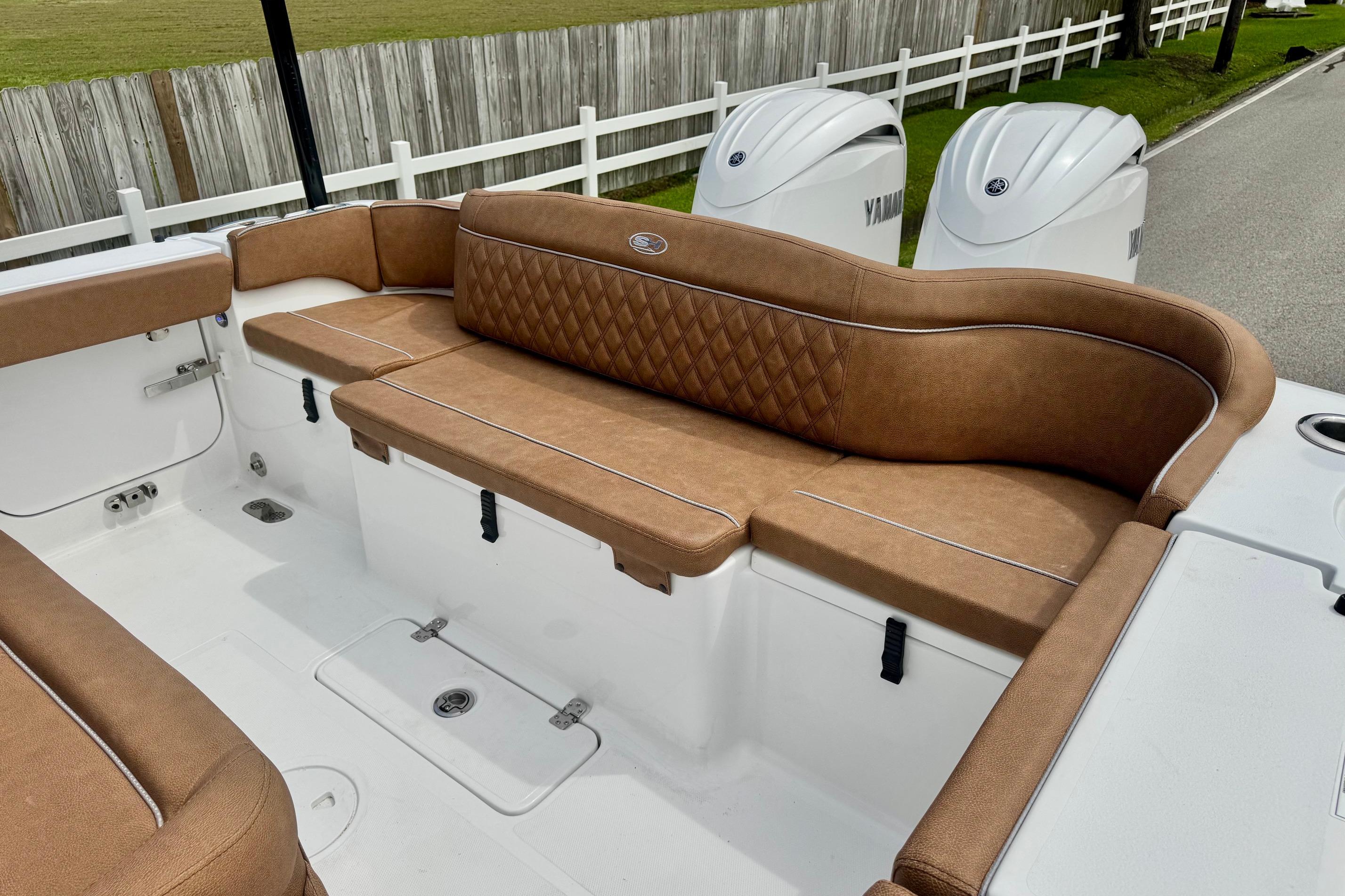 2026 Sea Hunt Ultra 275 SE boat with brown cushioned seating and Yamaha engines.
