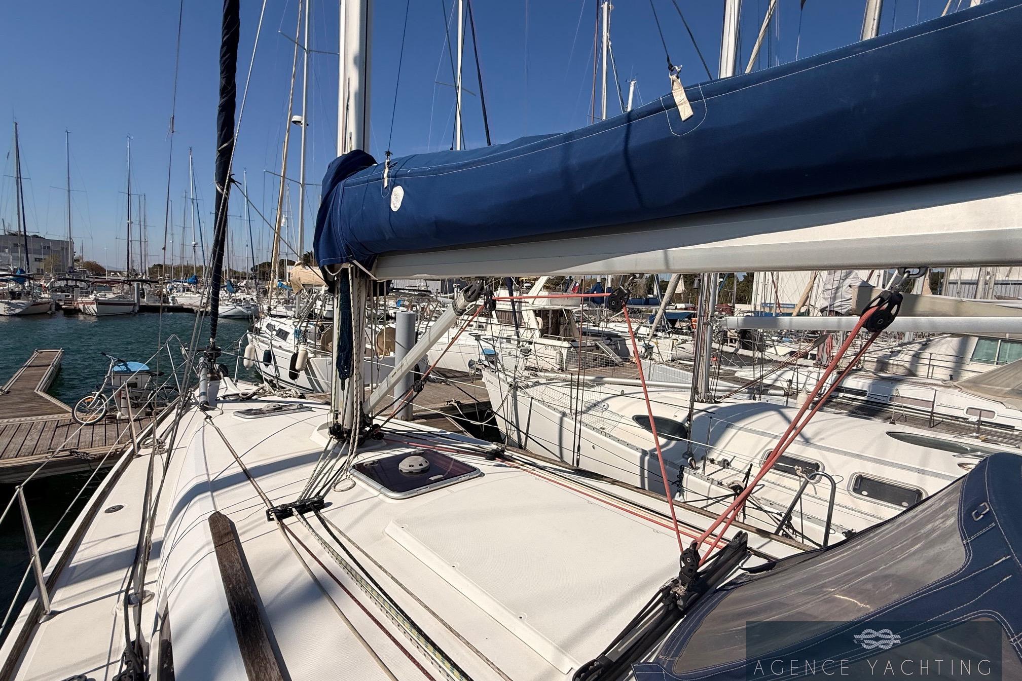 2009 Jeanneau Sun Odyssey 39i Performance sailboat docked in a marina.
