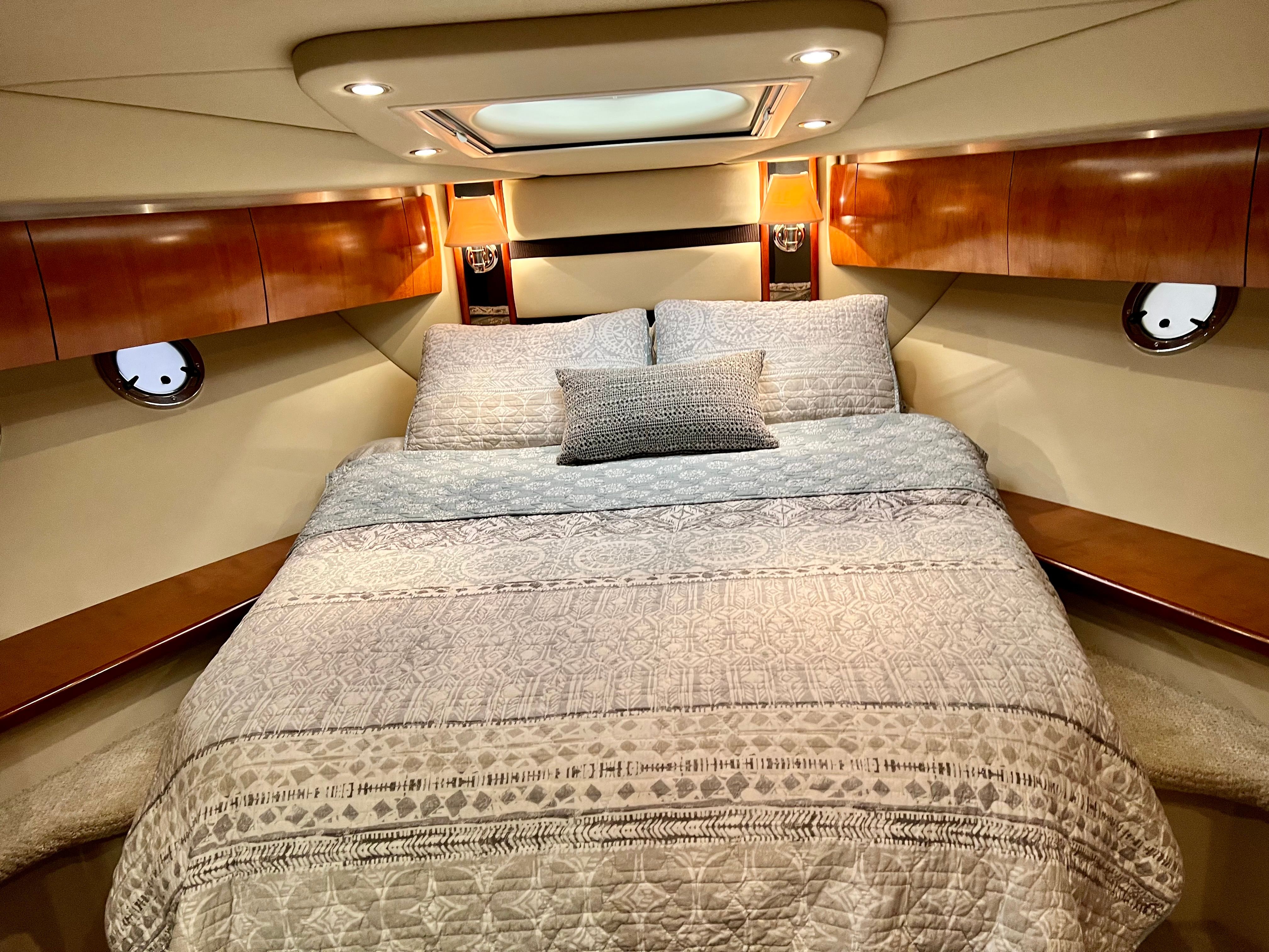 2009 Cruisers Yachts 520 Sports Coupe - 12