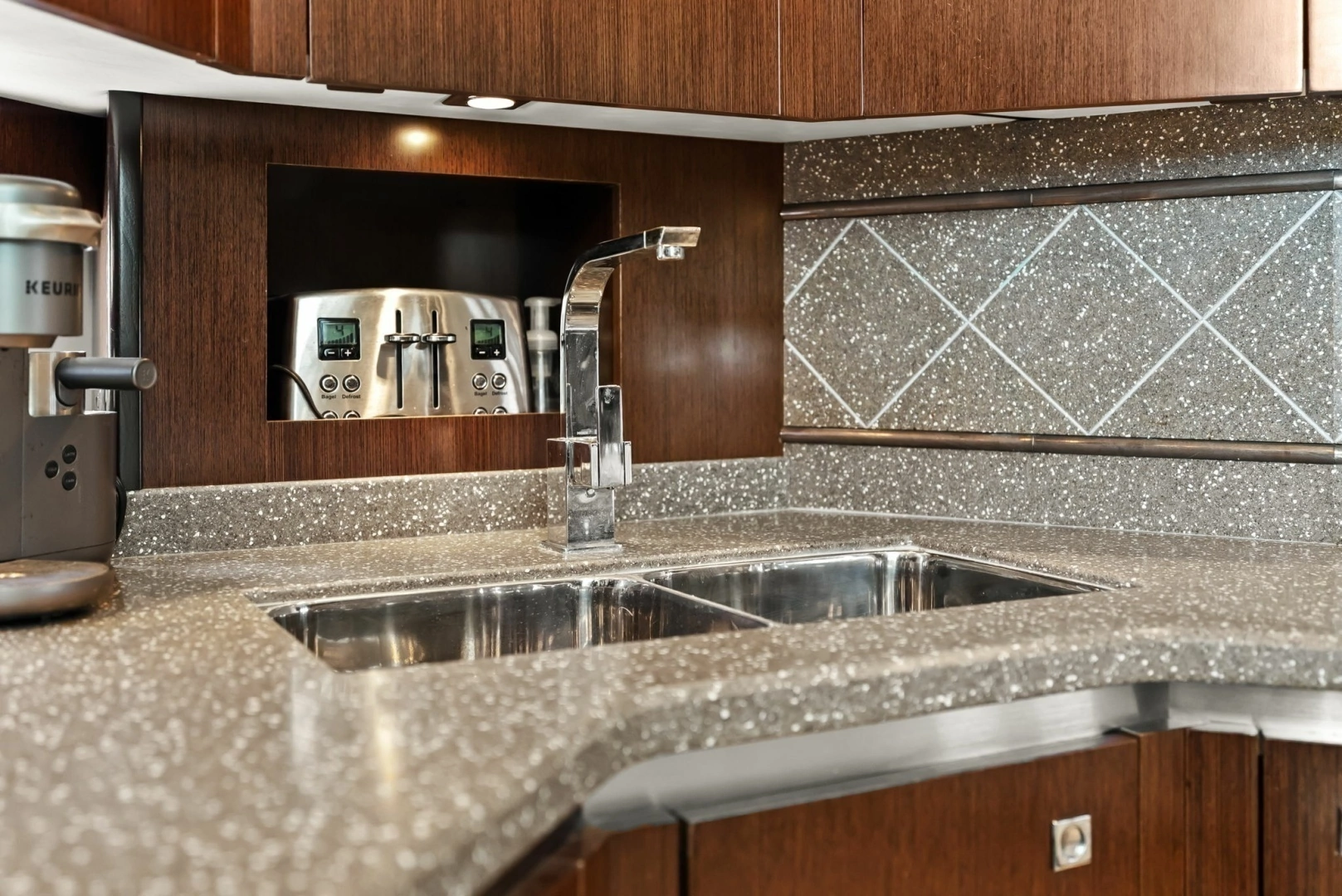 2012 Cruisers Yachts 540 Coupe - Image 17