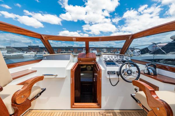Vento V40 Retro Classic Open 2023 boat interior with wooden accents and modern controls.