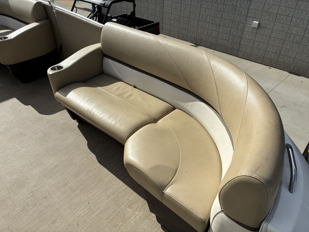2015 Larson Escape 2200 RT - 11