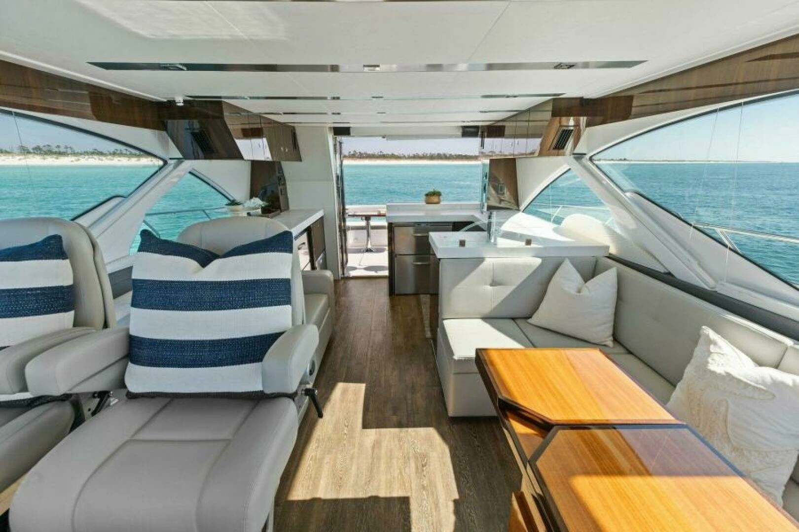 2023 Cruisers Yachts 60 Cantius Fly - Image 9
