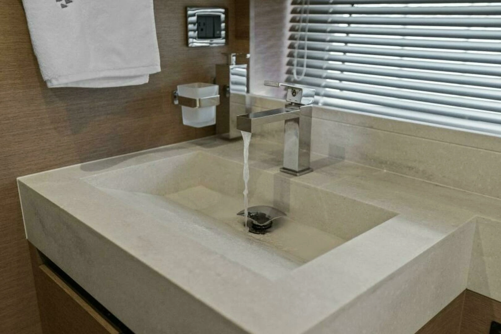 2022 Prestige 590 Flybridge - Image 37