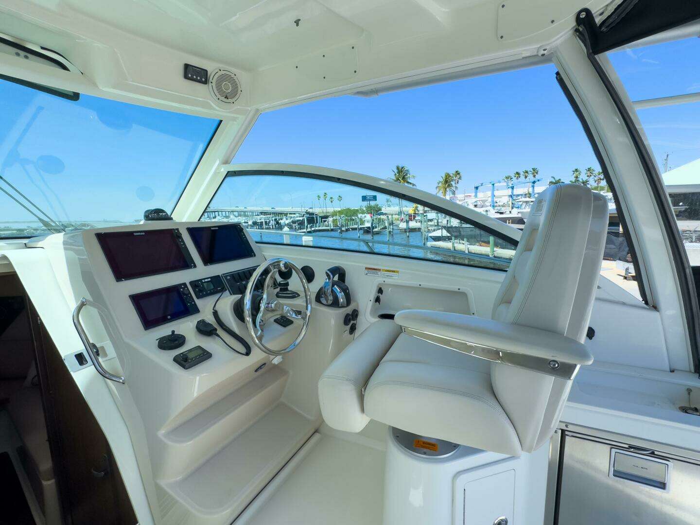 2018 Boston Whaler 315 Conquest - Image 22