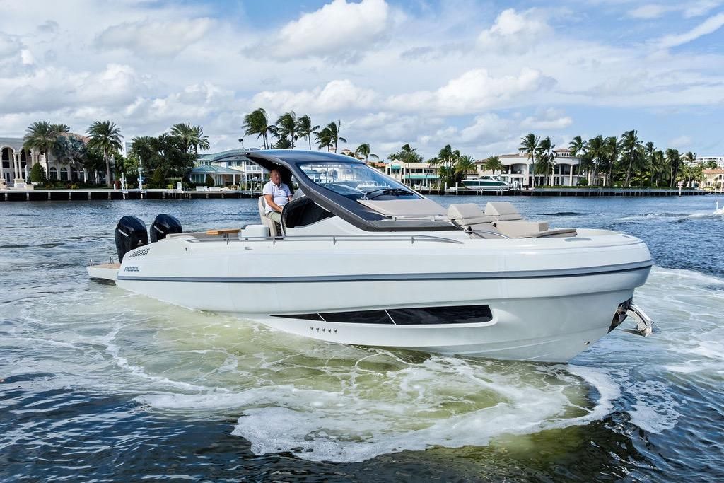 SACS 40 Rebel 2025 on calm waters with palm trees in the background.
