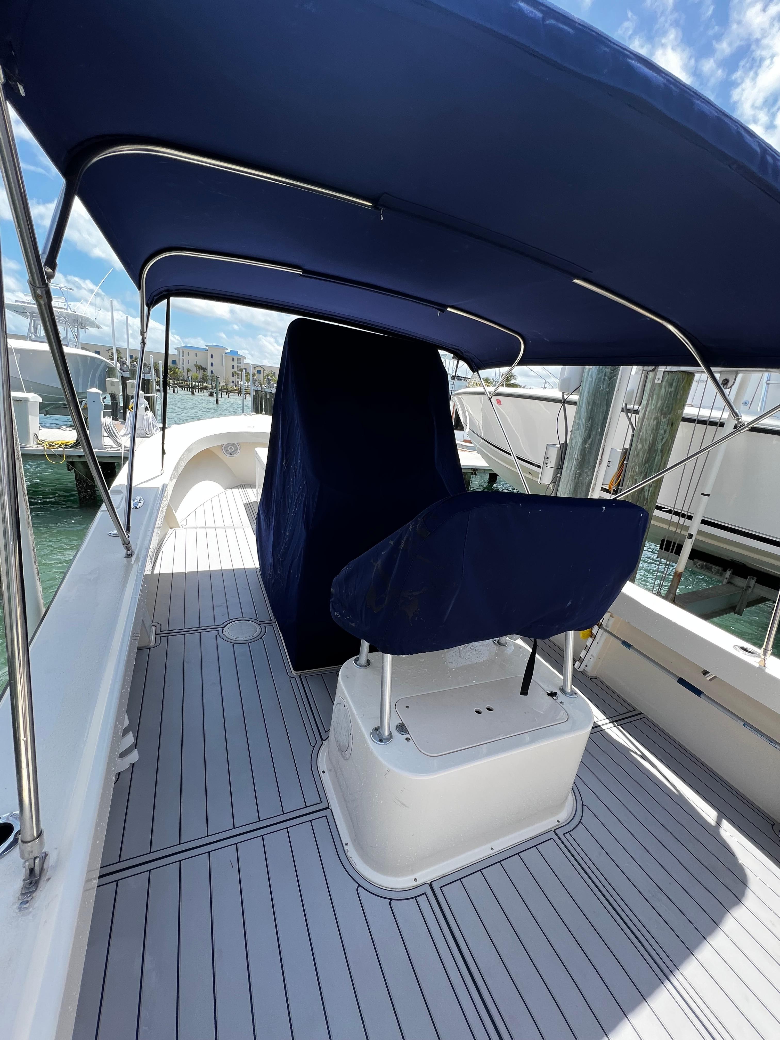 2002 Parker 2500 Special Edition boat with blue canopy and covered seating.