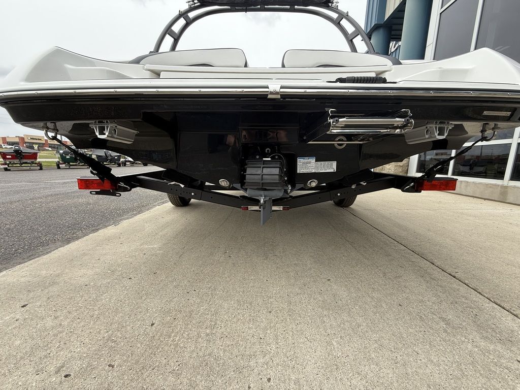2025 Yamaha Boats AR195 - 6