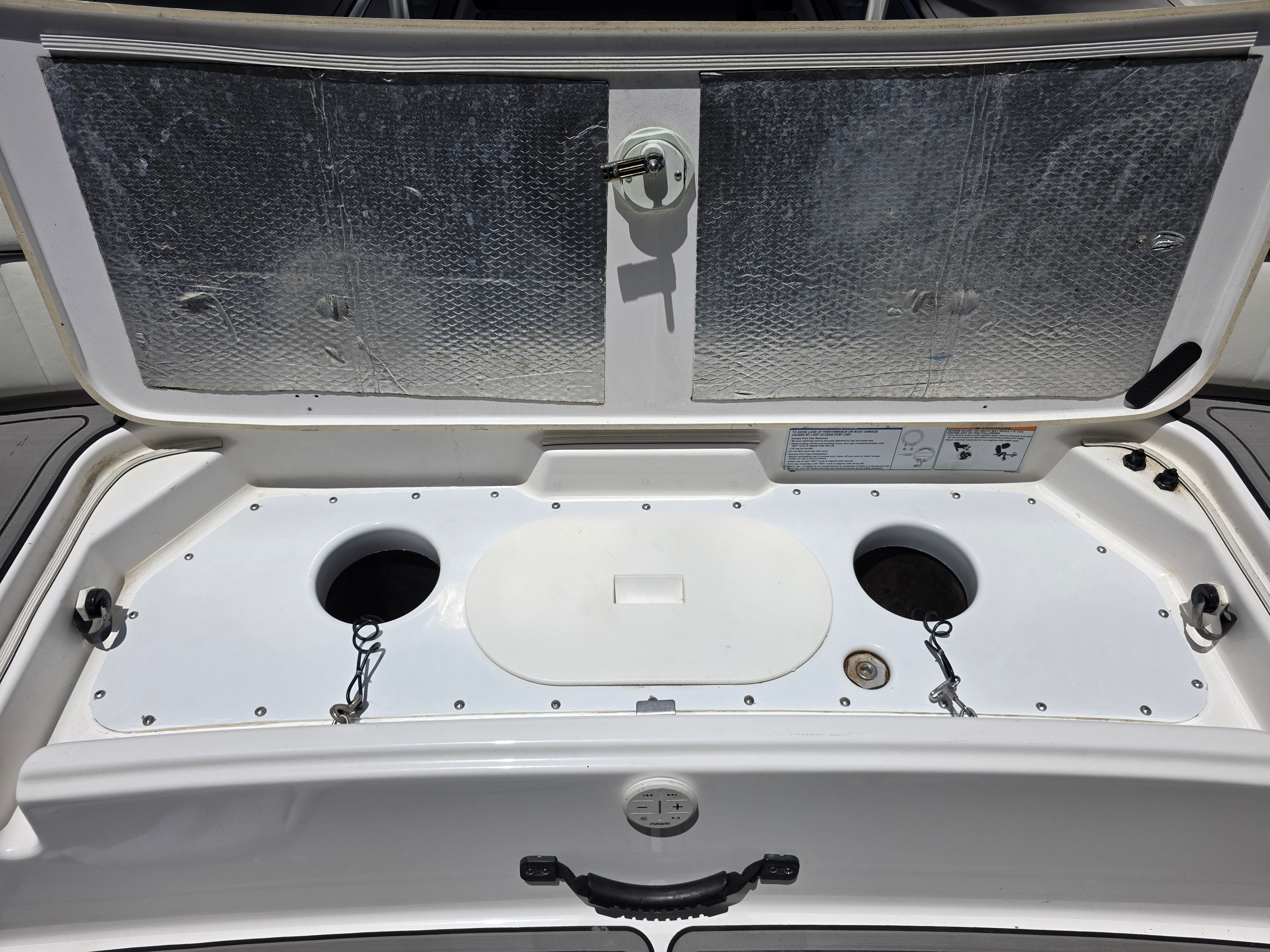 Yamaha 210 FSH Sport 2020, open storage compartment with insulation.
