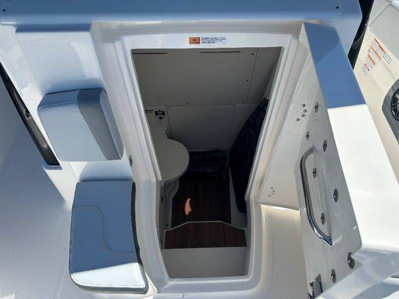 2026 Robalo R300 Center Console - 17