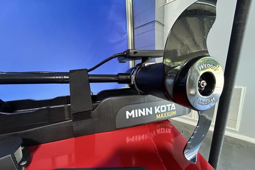Minn Kota Maxxum motor on 2026 Tracker Pro Team 195 boat, featuring a propeller.