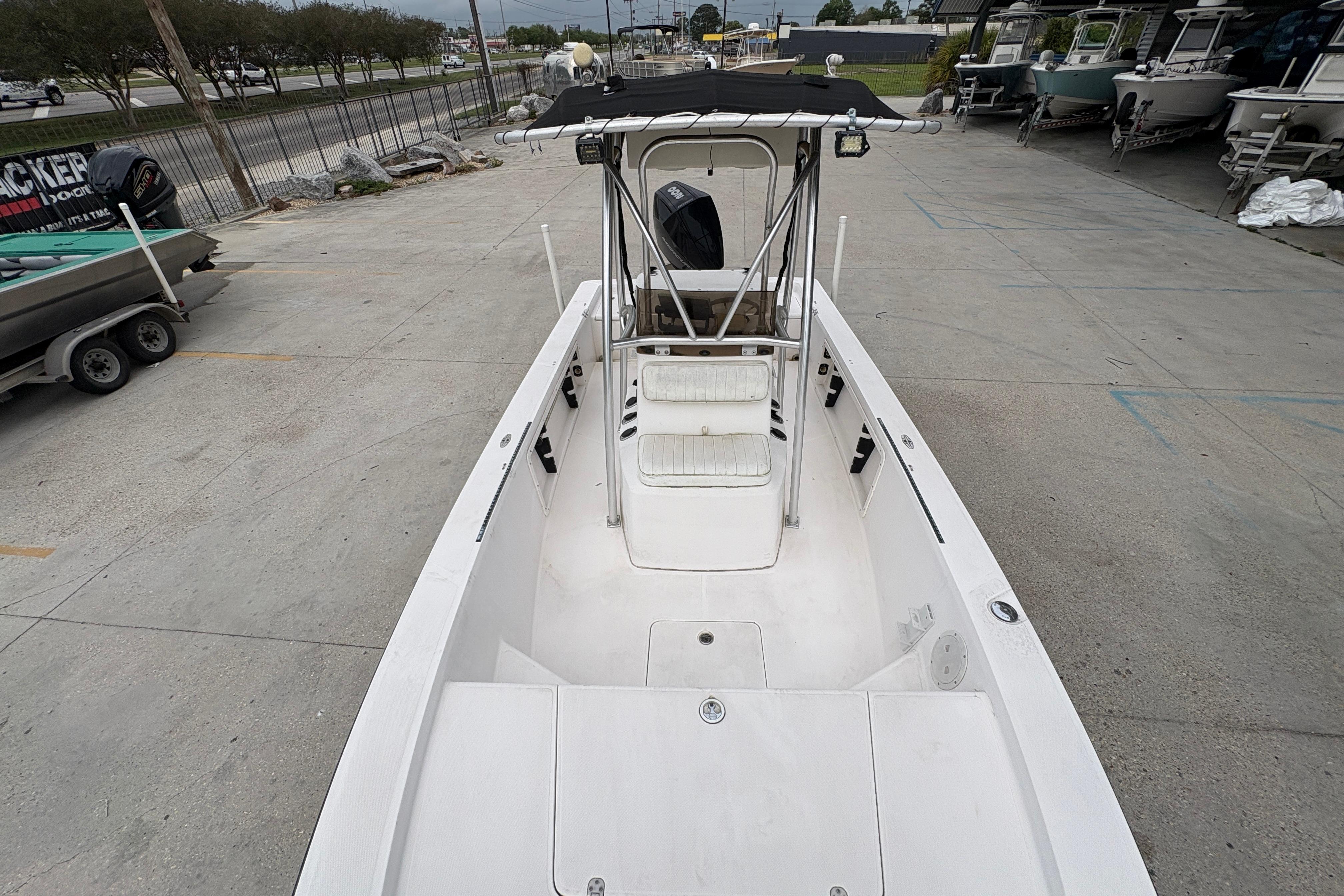 Kenner 21 VISION 2000 boat with center console, parked on concrete lot.