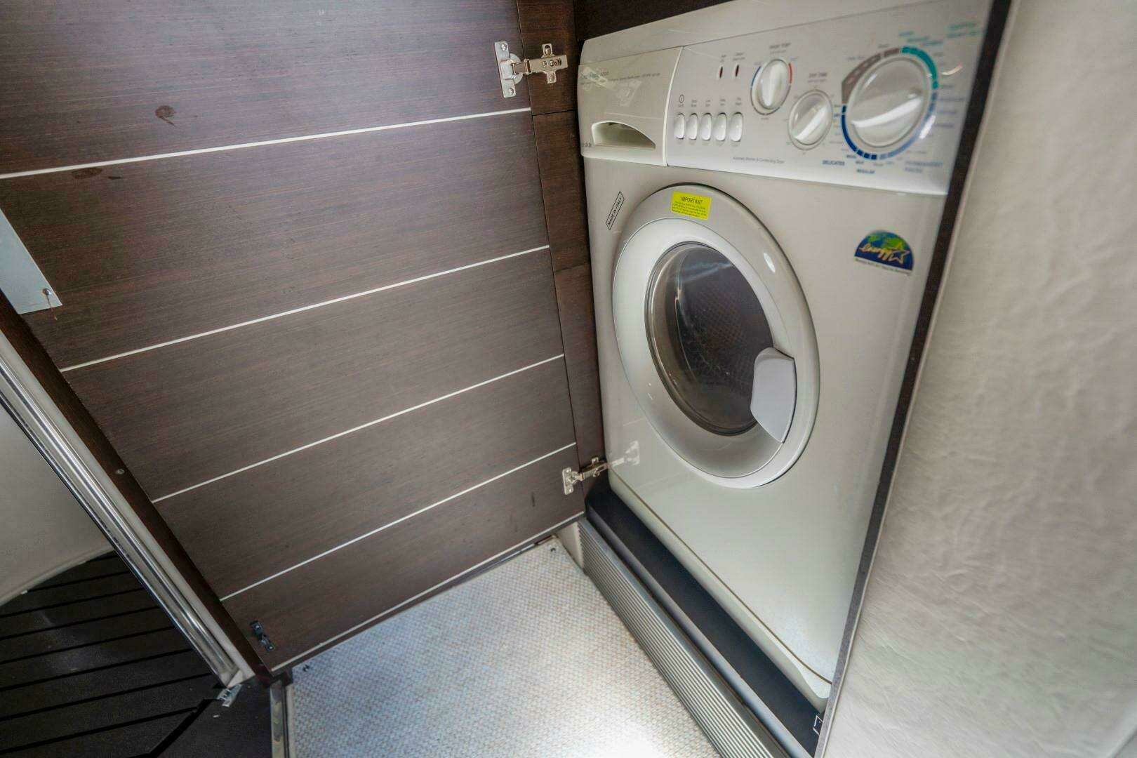 2007 Azimut 68S - Image 54