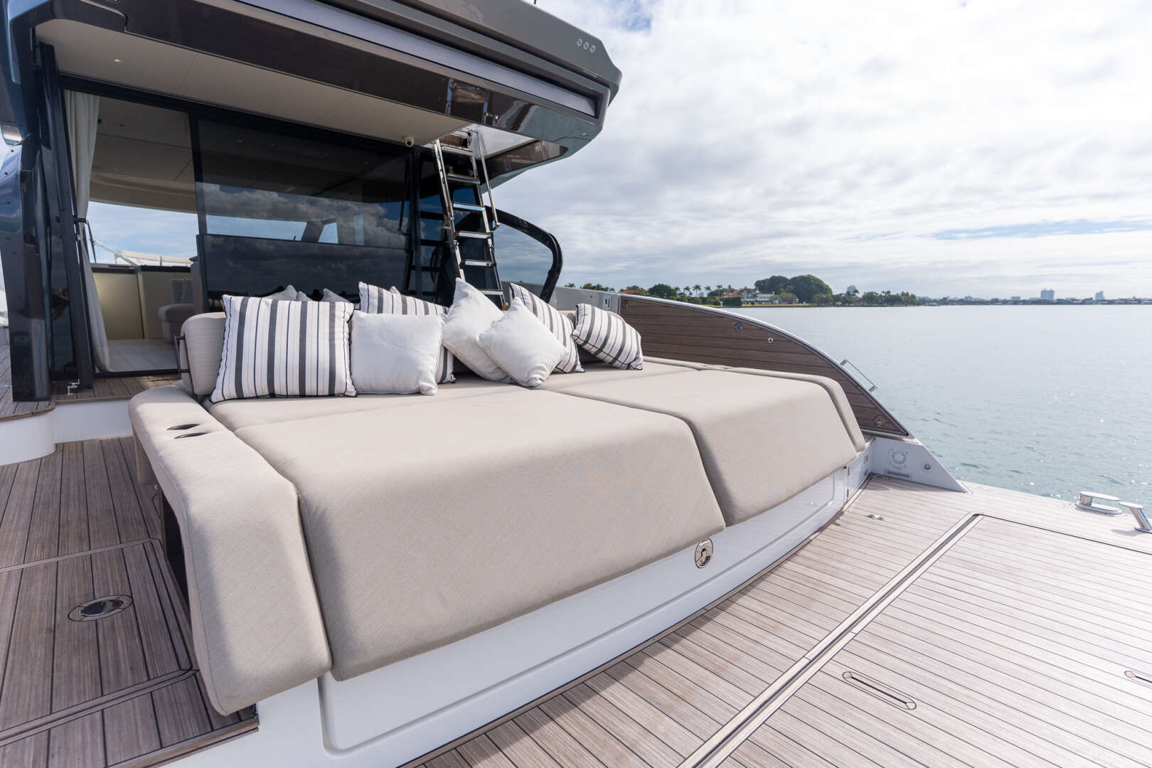 2026 Azimut Seadeck 6 - Image 24