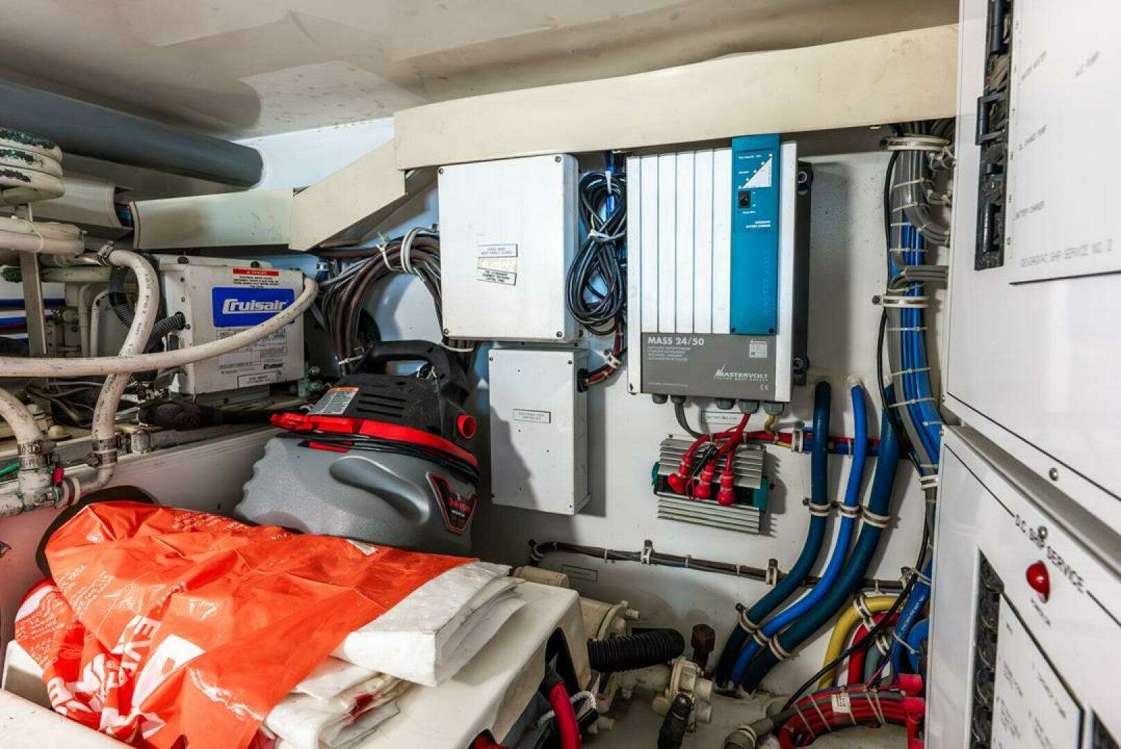 2005 Hatteras 50 Convertible - Image 37