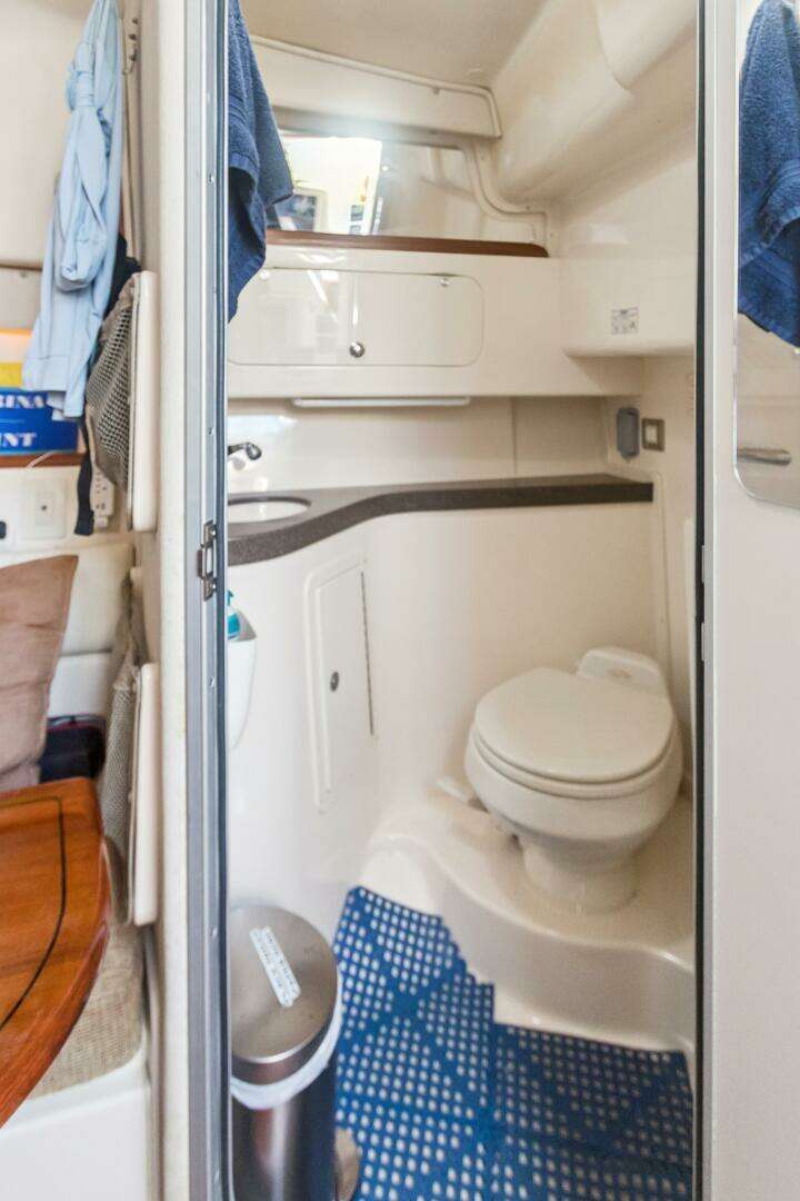 2006 Grady-White 330 Express - Image 9