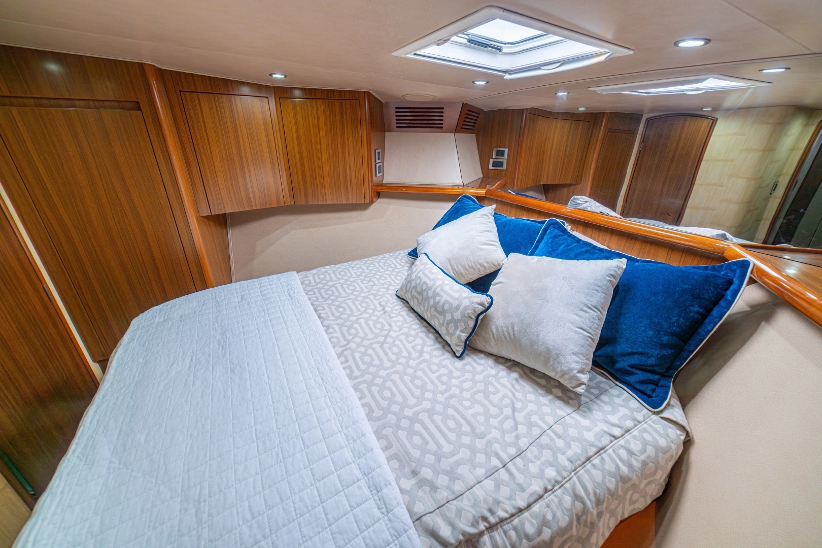 2012 Viking 60 Convertible - Image 43