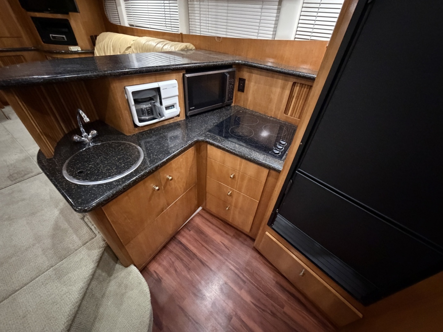 2001 Carver 444 Motor Yacht - Image 15