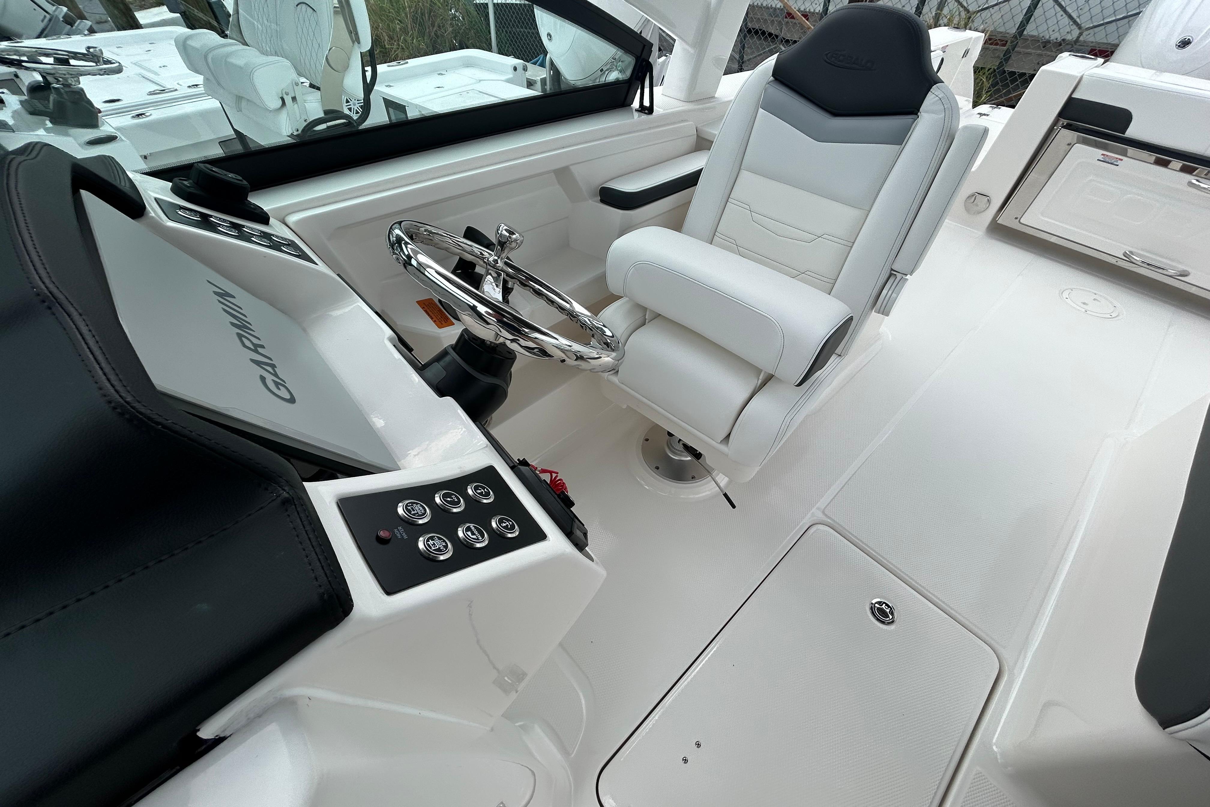 2026 Robalo R257 Dual Console boat interior with Garmin navigation and luxurious seating.