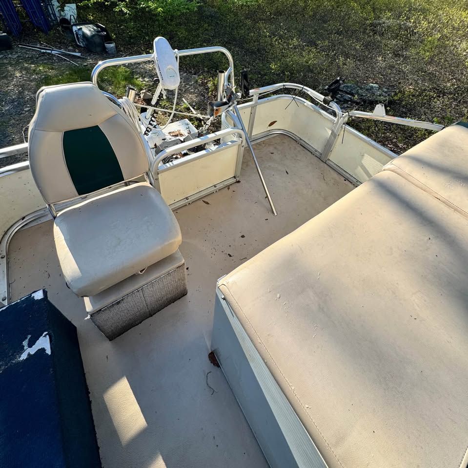 Interior of a 2005 Playbuoy Tropic 20' pontoon boat.