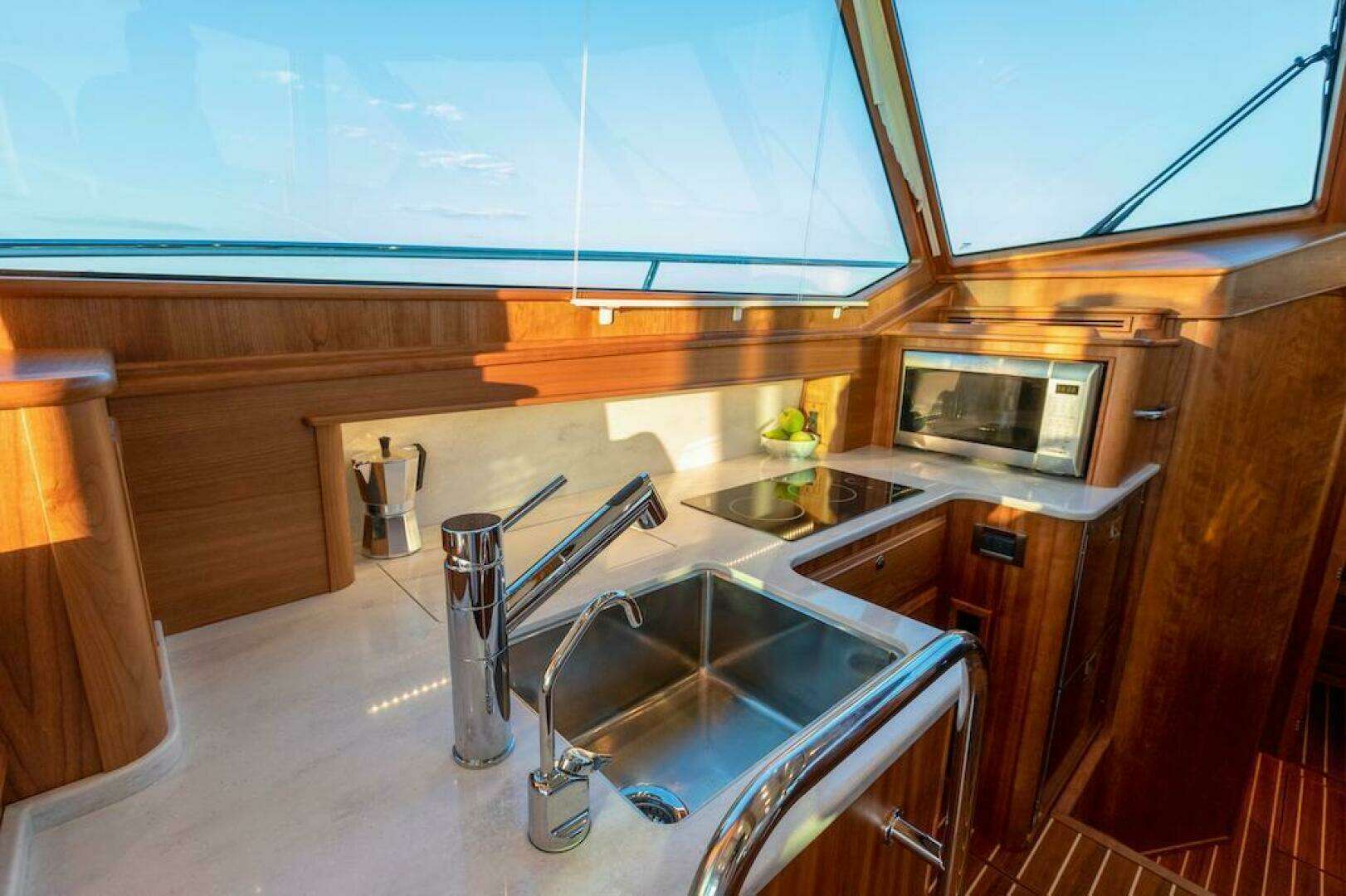 2027 Sabre 43 Salon Express - Image 25