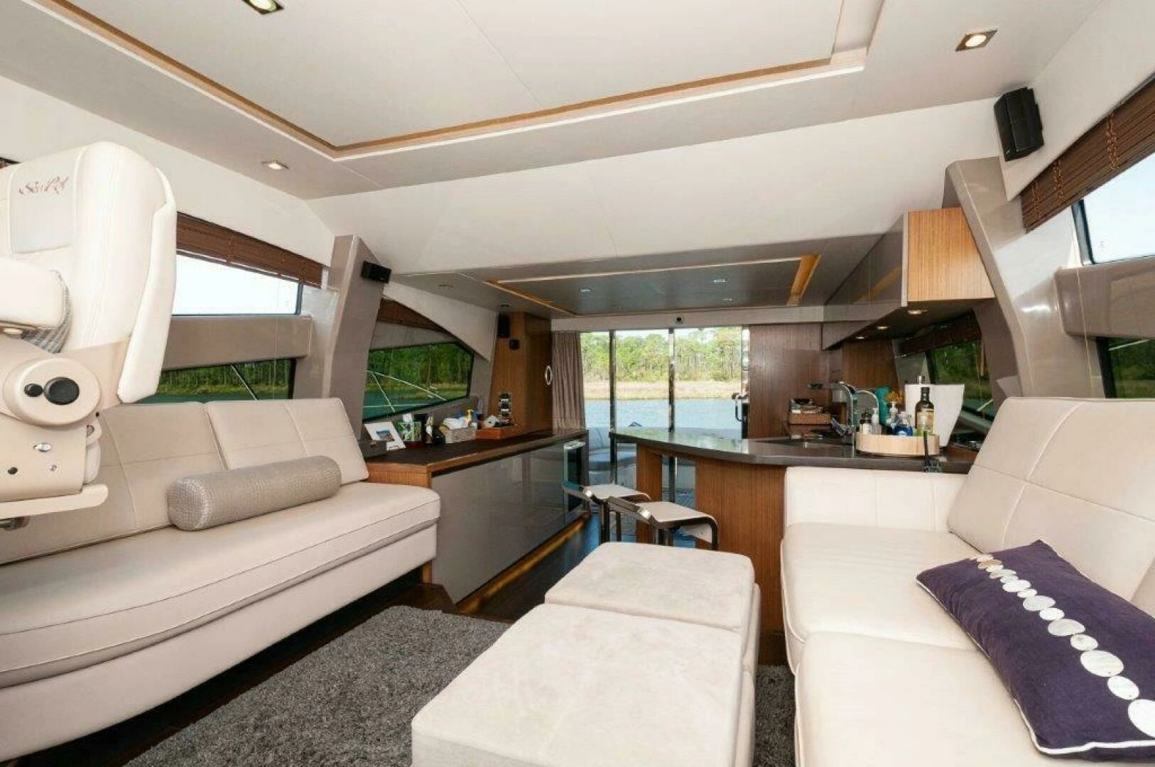 2018 Sea Ray L550 Flybridge - Image 6