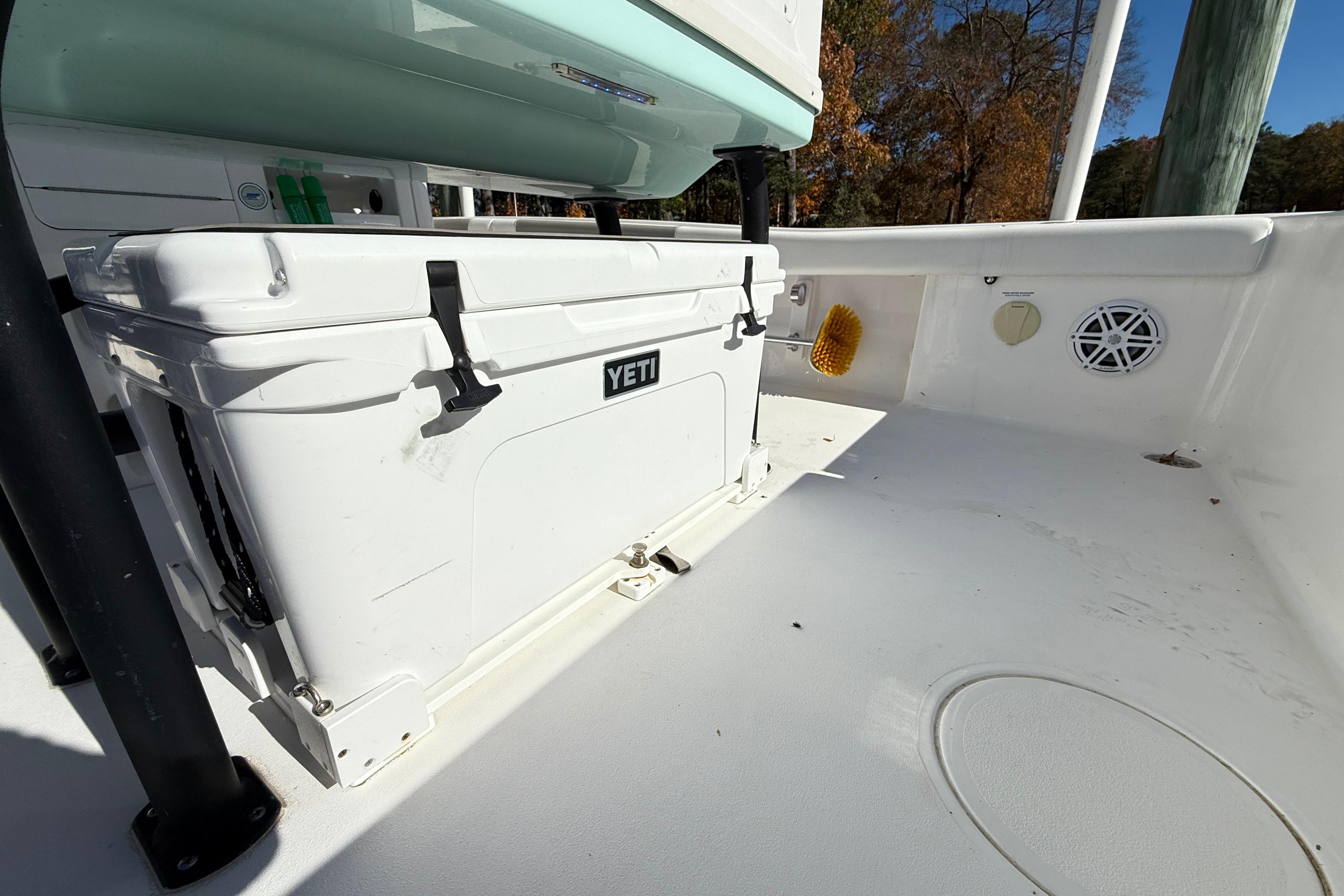 2023 Caymas 281 HB boat deck with Yeti cooler and speaker.