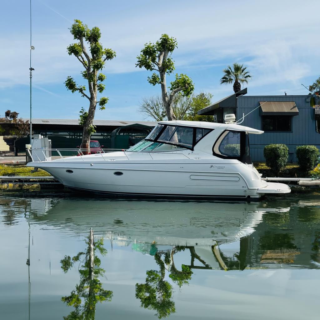 2000 Cruisers Yachts 3575 Express
