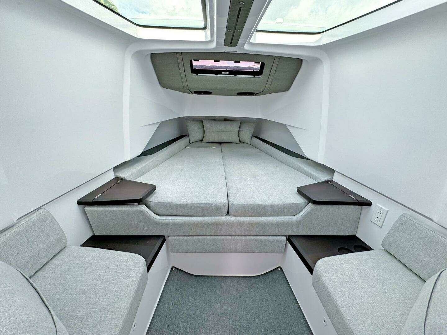 2024 Axopar 37XC CROSS CABIN - Image 12