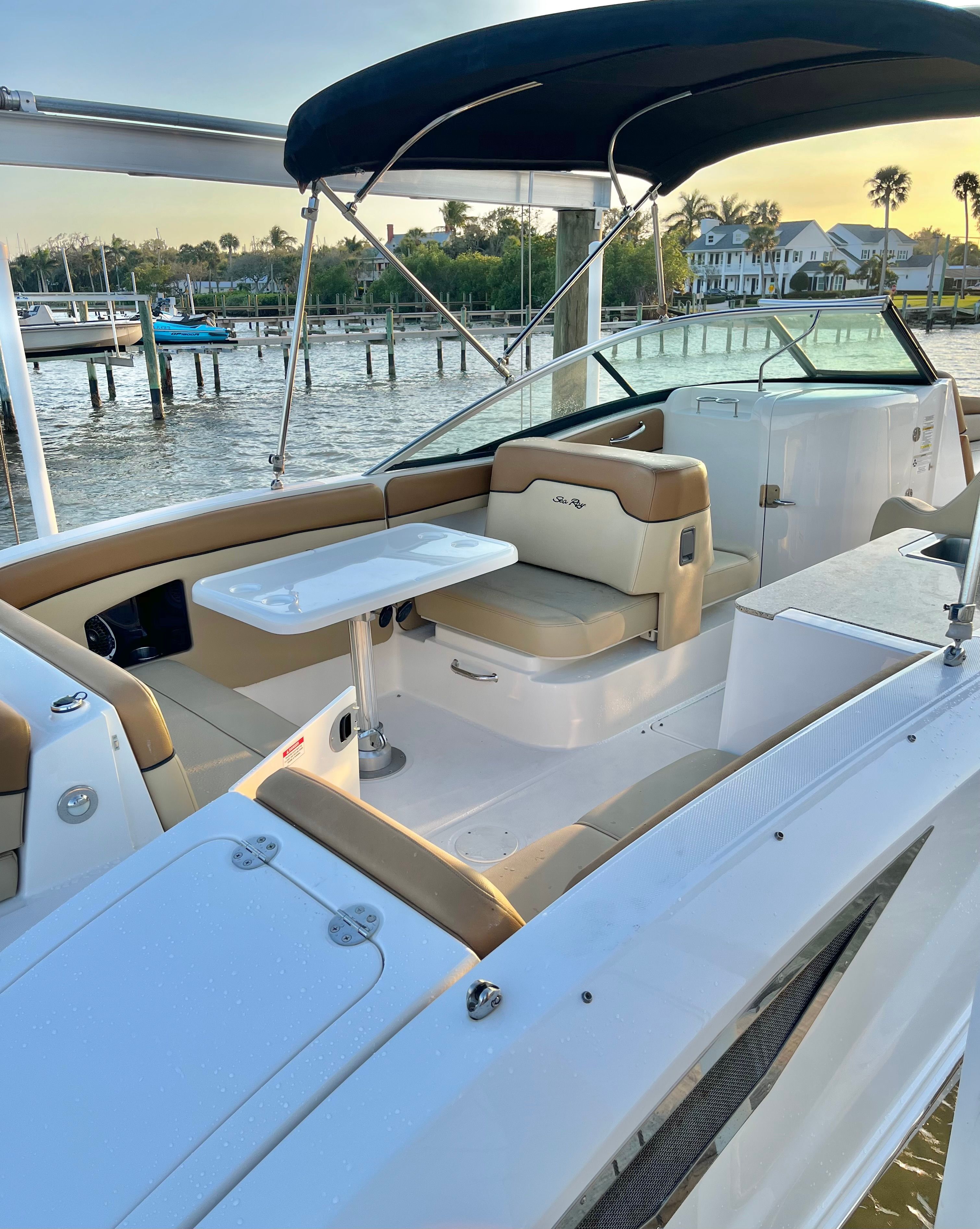 2015 Sea Ray 300 Sundeck - 4
