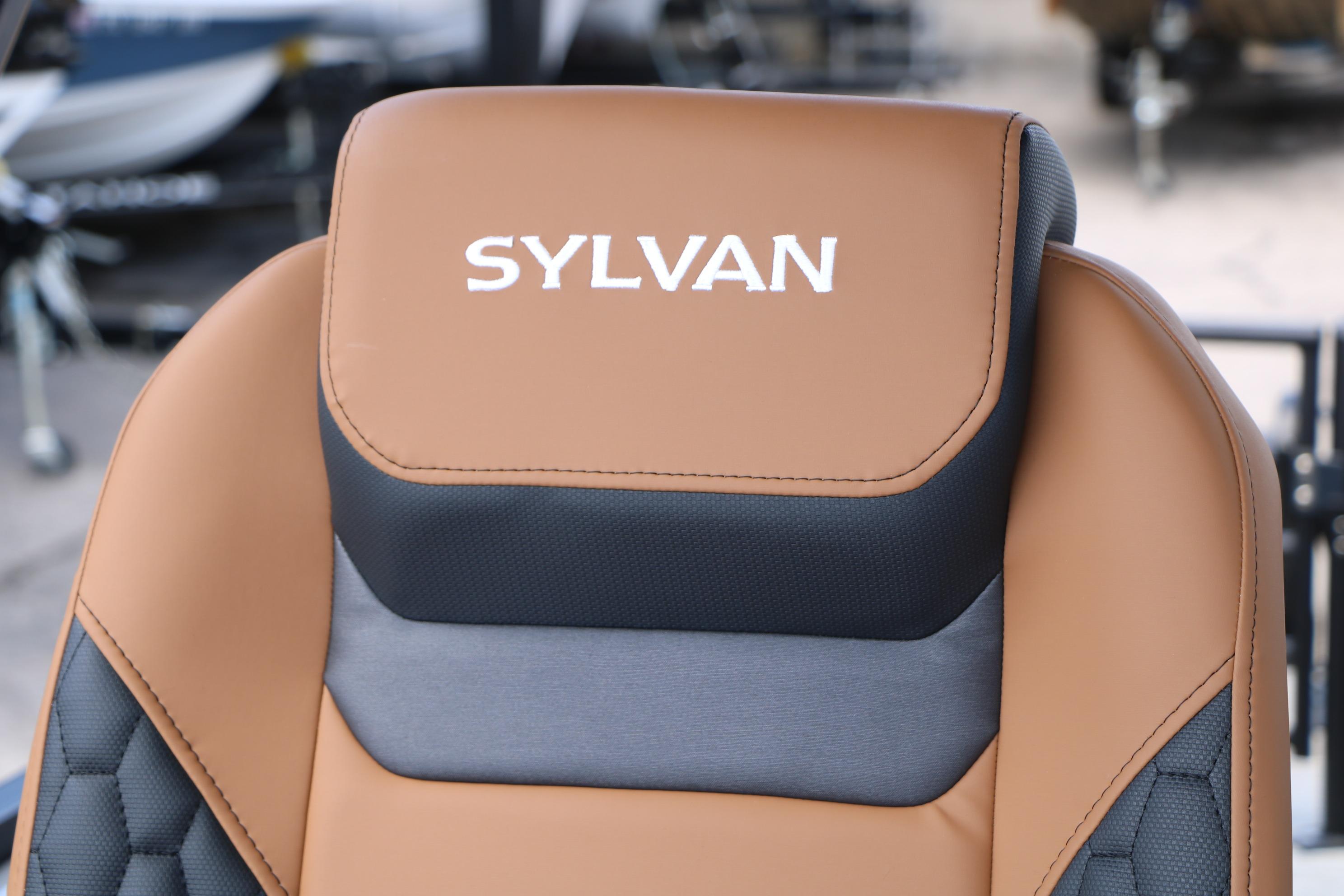 Luxurious seat of 2026 Sylvan L3 DLZ Bar Platinum Edition Tri-Toon boat.