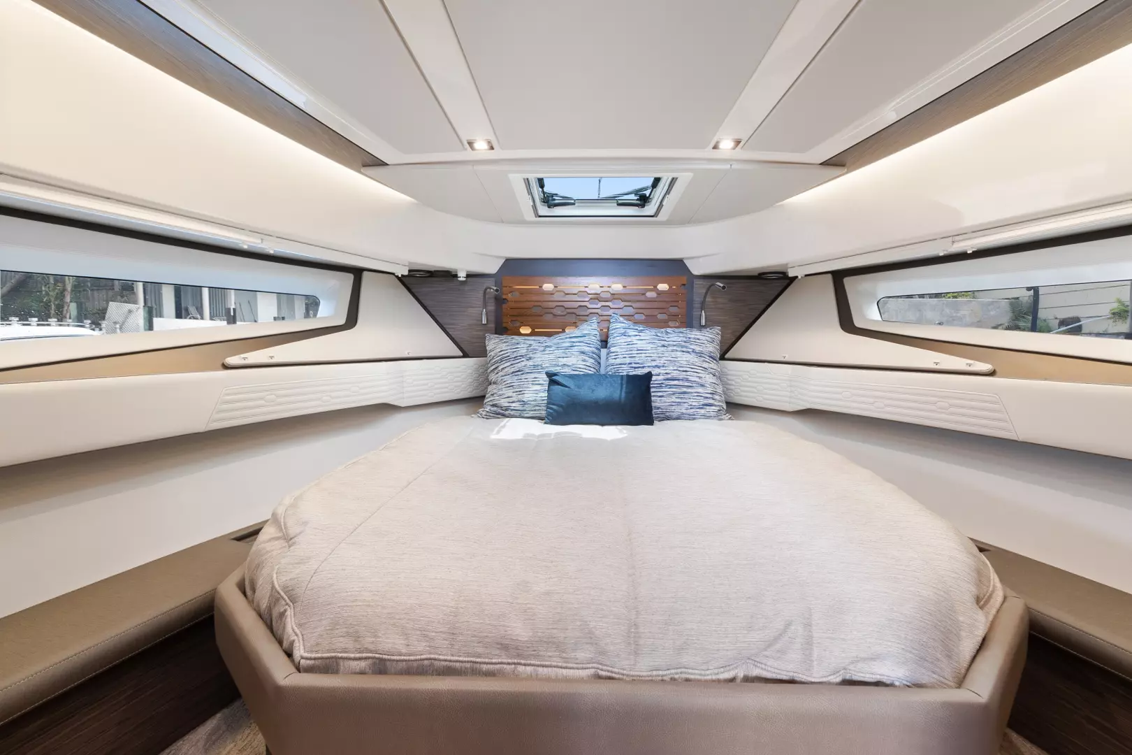 2021 Tiara Yachts 43 LE - Image 23