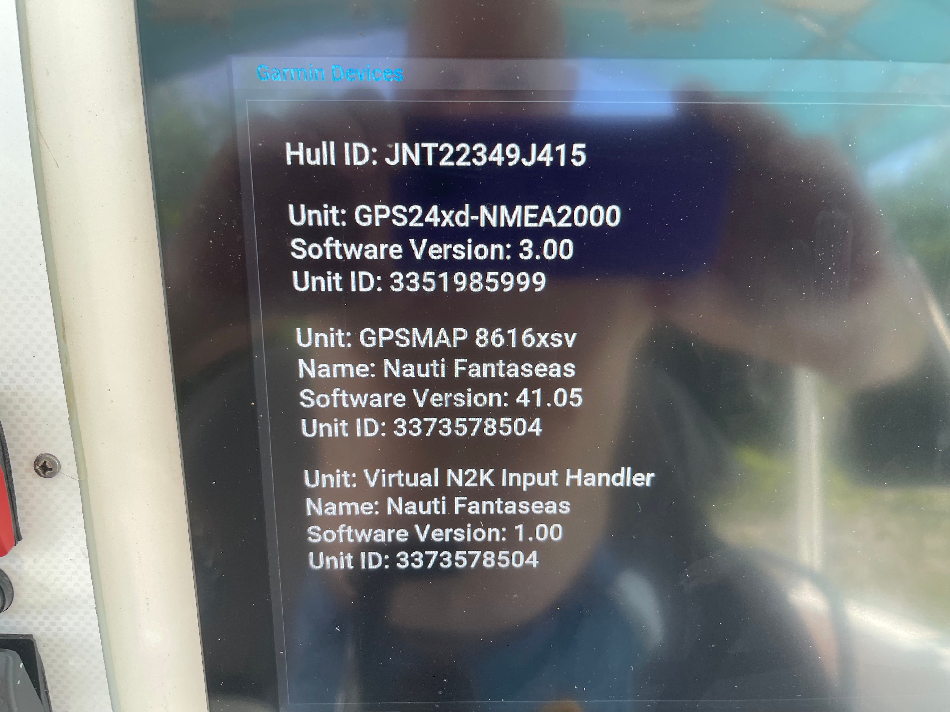 A screen displays technical information about a boat, including software versions and unit numbers.