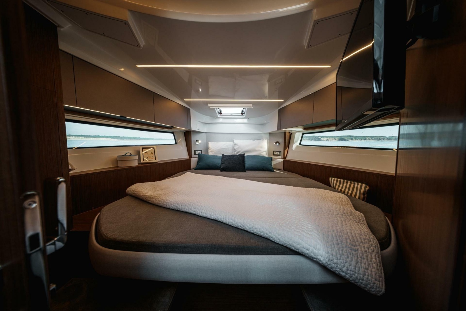 2027 Beneteau Antares 9 - Image 9