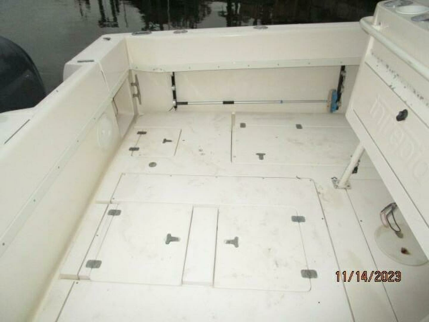 2001 Intrepid 348 Walkaround - Image 21