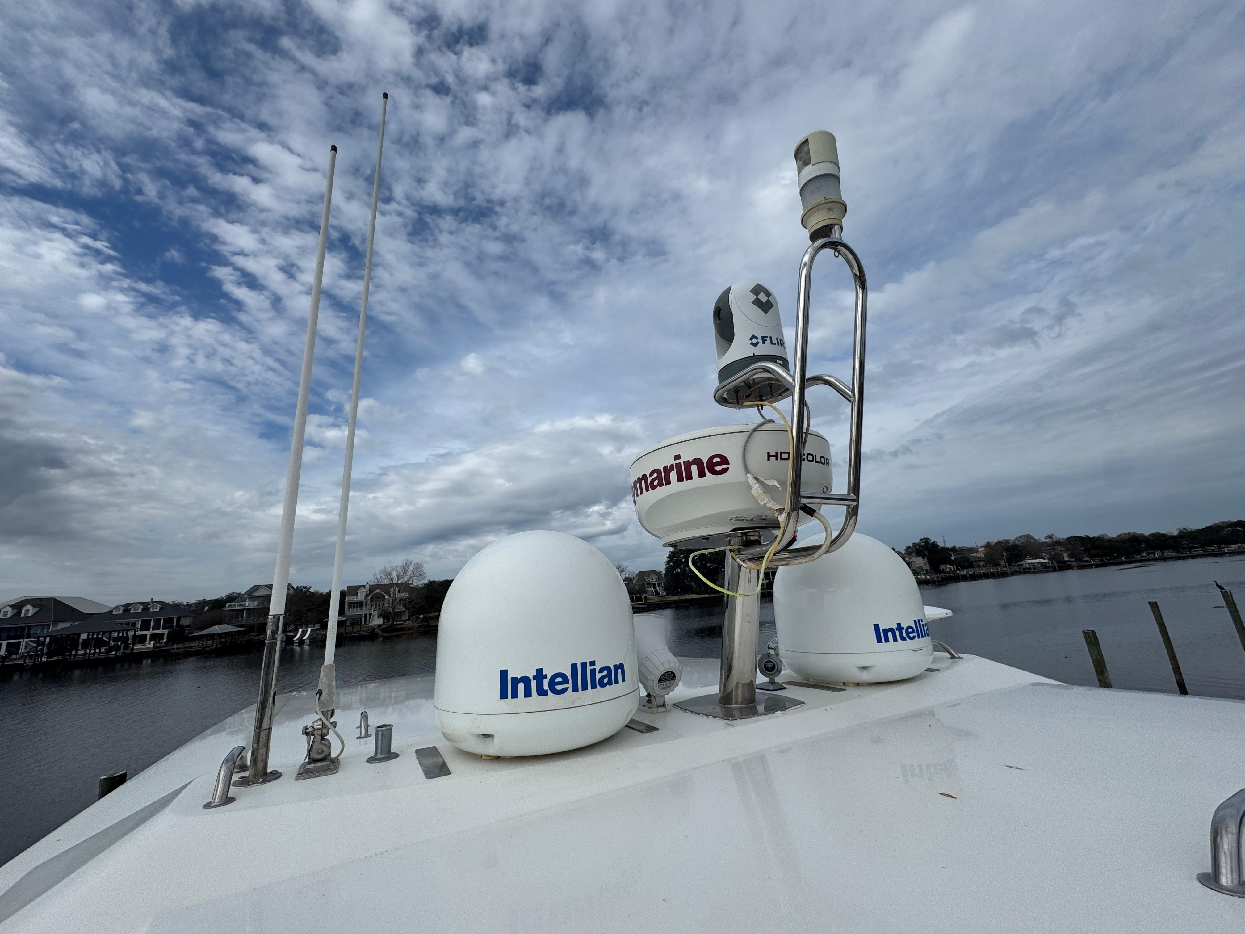 2016 Prestige 550 yacht with Intellian and Marine antennas.