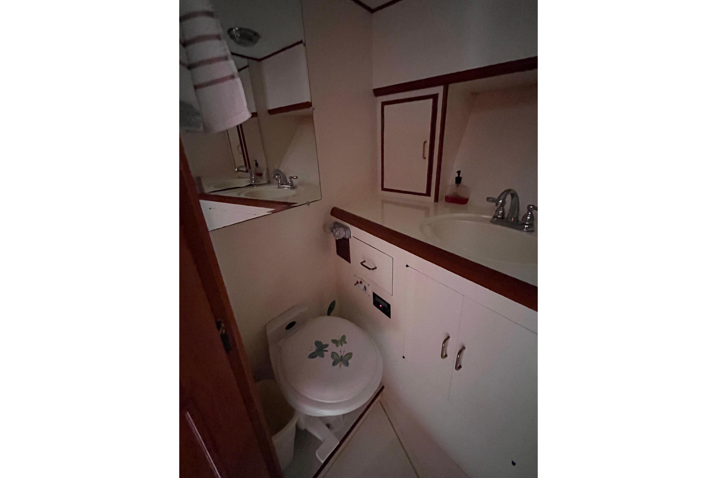Bathroom interior of 1989 Ocean Alexander 440 Sundeck CPMY yacht.