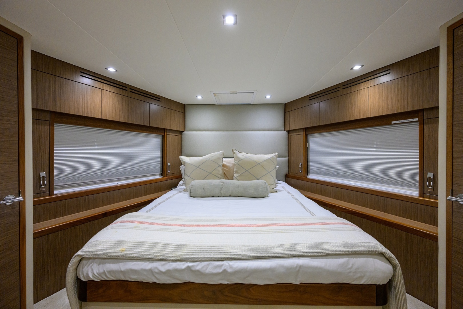 2013 Hatteras 80 Motor Yacht - Image 29