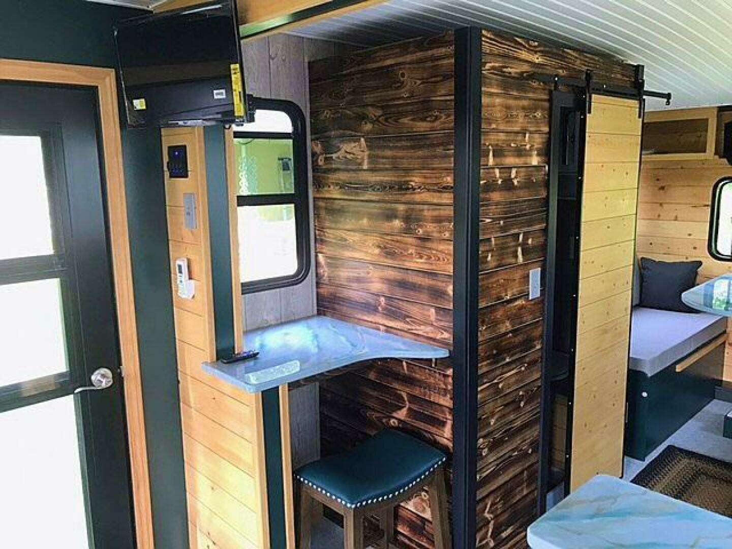 2023 Custom 25 Hadlee Houseboat - Image 9