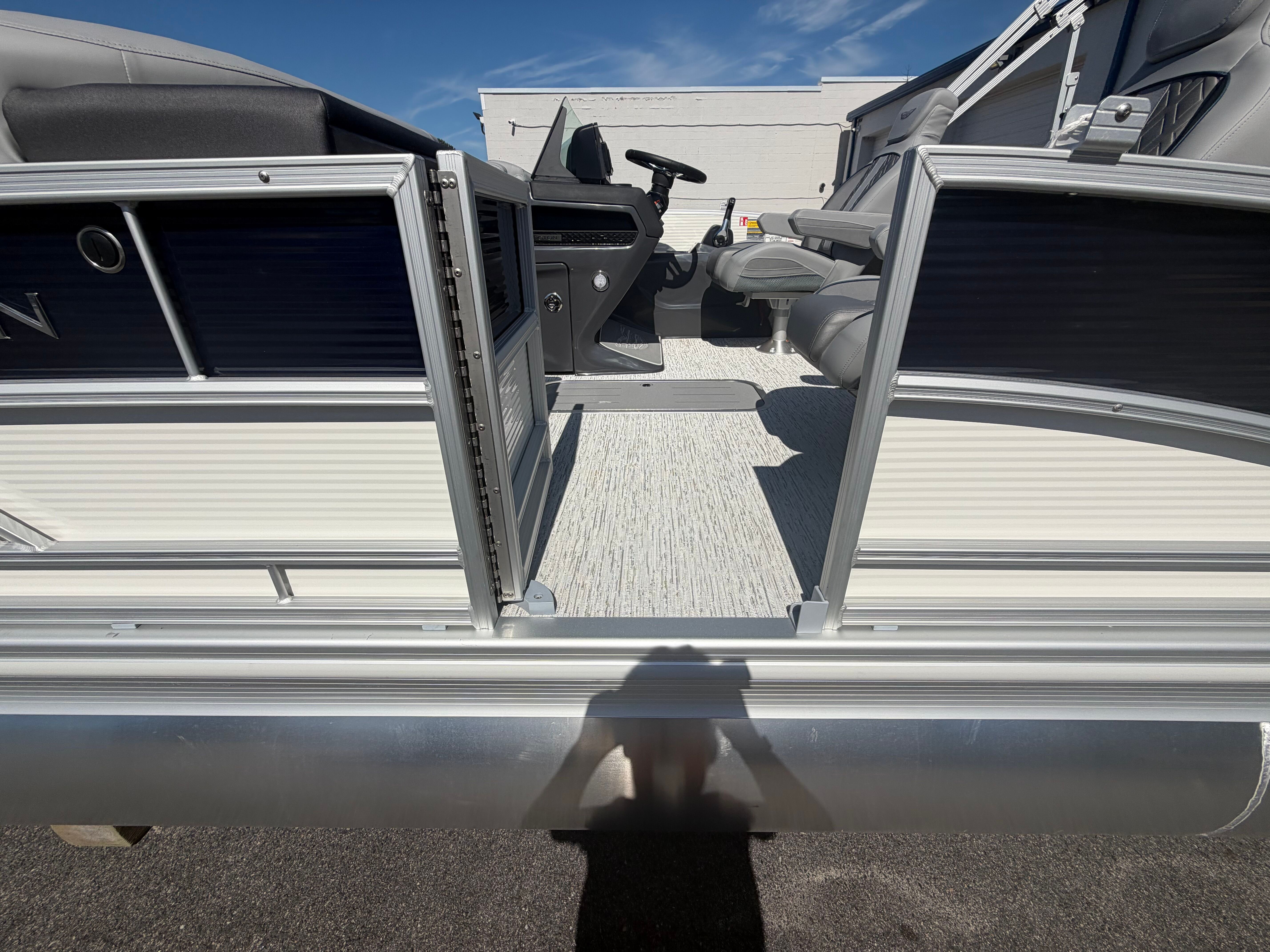 2027 BENNINGTON 22 MFB - Image 11