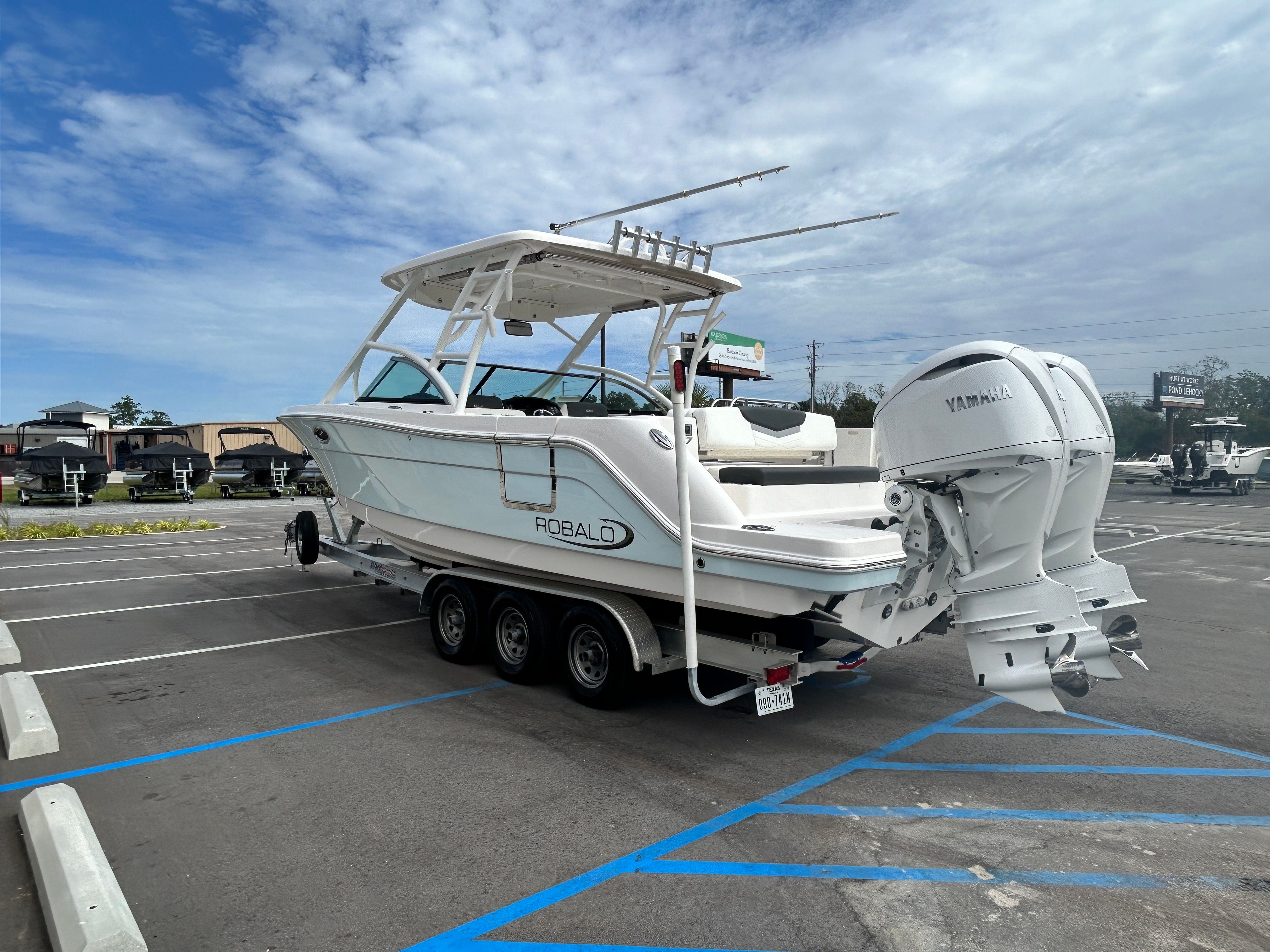 2025 Robalo R317 Dual Console - 5