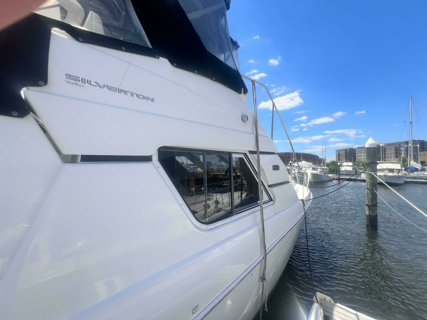 2001 Silverton 352 Motor Yacht - Image 7