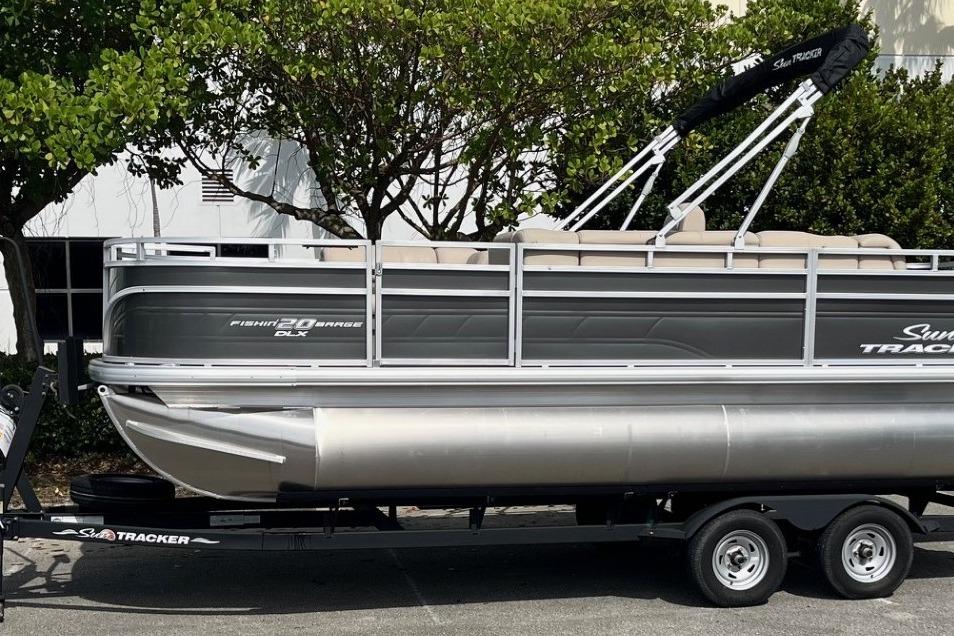 2025 Sun Tracker Fishin' Barge 20 DLX