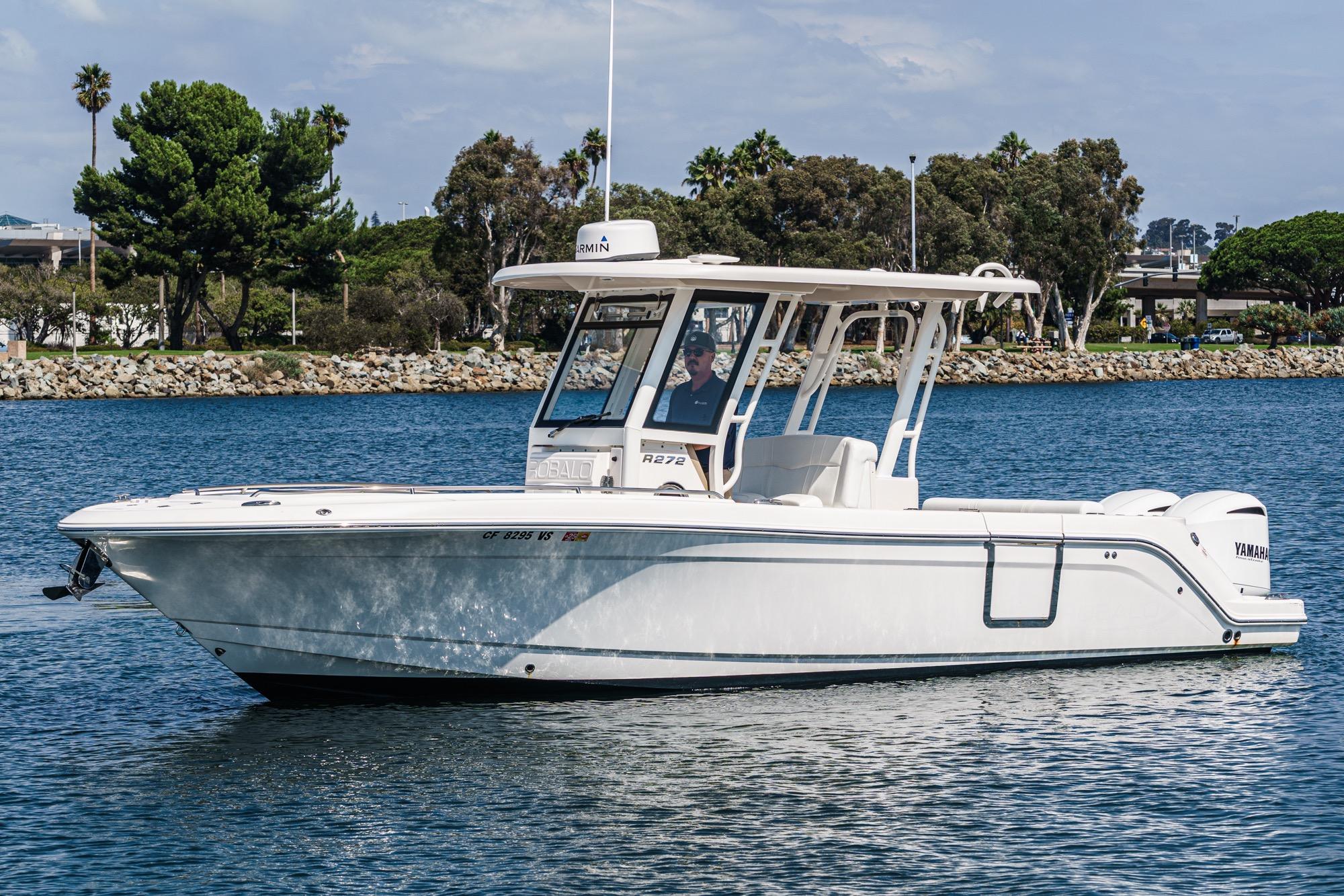 2020 Robalo R272 Center Console
